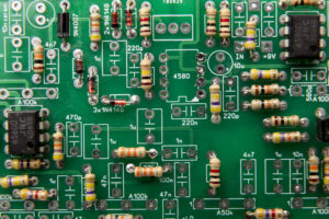 Resistencias Electricas - Bowtech Resistencias Electrónicas: Qué Son, Tipos y Cómo Identificarlas</p>
<p>Introducción:<br />
Las resistencias electrónicas son componentes fundamentales en cualquier circuito. Aunque pequeñas, cumplen una función vital: limitar y controlar el flujo de corriente eléctrica. En este artículo aprenderás qué es una resistencia eléctrica, sus tipos, cómo interpretarlas usando el código de colores y algunos ejemplos prácticos que te ayudarán a identificar y medir correctamente este componente.</p>
<p>¿Qué es una resistencia electrónica?<br />
Una resistencia electrónica es un componente pasivo que se opone al paso de la corriente eléctrica. Su función principal es regular el voltaje y proteger otros componentes del circuito. Se mide en ohmios (Ω) y se representa con la letra R.</p>
<p>¿Para qué sirve una resistencia?<br />
Las resistencias tienen múltiples usos, como:<br />
• Limitar la corriente que pasa por un LED<br />
• Dividir voltajes<br />
• Proteger componentes sensibles<br />
• Estabilizar señales</p>
<p>Tipos de resistencias electrónicas<br />
Existen varios tipos de resistencias, clasificados por su composición y comportamiento:<br />
1. Fijas<br />
o Carbono<br />
o Película metálica<br />
o De alambre<br />
2. Variables<br />
o Potenciómetros<br />
o Reóstatos<br />
o Trimmers<br />
3. Especiales<br />
o Termistores (NTC y PTC)<br />
o Fotoresistencias (LDR)</p>
<p>Código de colores de resistencias<br />
La mayoría de resistencias tienen bandas de colores que indican su valor en ohmios. Este código de colores es una forma estándar de representar la resistencia eléctrica sin necesidad de instrumentos.<br />
Ejemplo:<br />
Una resistencia con bandas rojo, violeta, marrón tiene un valor de 270 ohmios.</p>
<p>¿Cómo medir una resistencia?<br />
Para medir una resistencia puedes usar un multímetro digital o analógico.<br />
Pasos básicos:<br />
1. Asegúrate de que el componente esté fuera del circuito.<br />
2. Configura el multímetro en la escala de ohmios.<br />
3. Coloca las puntas del multímetro en los extremos de la resistencia.</p>
<p>Ejemplos de resistencias en circuitos<br />
• Circuito con LED: se usa una resistencia de 220Ω para limitar la corriente.<br />
• Divisor de voltaje: dos resistencias conectadas en serie permiten obtener un voltaje intermedio.</p>
<p>Conclusión<br />
Entender las resistencias electrónicas es clave para iniciarte en el mundo de la electrónica. Ya sea que estés reparando un aparato, construyendo un proyecto o aprendiendo desde cero, conocer los tipos de resistencias, su código de colores y cómo medirlas correctamente, te dará una base sólida para avanzar.