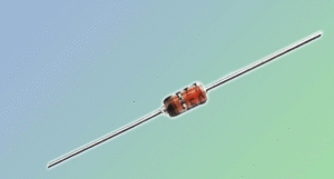Bowtech - Diodo Zener ¿Qué es un diodo Zener y para qué sirve?<br />
En el mundo de la electrónica, los componentes que permiten controlar el flujo de corriente son esenciales para el correcto funcionamiento de cualquier circuito. Uno de estos componentes es el diodo Zener, un dispositivo clave cuando se trata de estabilizar voltajes y proteger circuitos.<br />
¿Qué es un diodo Zener?<br />
Un diodo Zener es un tipo especial de diodo que permite el paso de corriente eléctrica en sentido inverso cuando se alcanza un voltaje determinado, llamado voltaje Zener. A diferencia de los diodos comunes, que solo permiten el paso de corriente en una dirección, los Zener están diseñados para operar en polarización inversa controlada.</p>
<p>¿Cómo funciona?<br />
• En polarización directa, el diodo Zener actúa como un diodo normal: permite el paso de corriente si se supera una pequeña barrera de voltaje (por lo general 0.7V en silicio).<br />
• En polarización inversa, el diodo bloquea el paso de corriente hasta que el voltaje aplicado alcanza el valor Zener (por ejemplo, 5V). A partir de ese punto, el diodo comienza a conducir corriente en sentido inverso sin dañarse, manteniendo constante ese voltaje.<br />
Esto lo convierte en un excelente regulador de voltaje en fuentes de alimentación y otros dispositivos sensibles.</p>
<p>Aplicaciones comunes del diodo Zener<br />
1. Regulación de voltaje<br />
Uno de los usos más comunes del diodo Zener es mantener un voltaje constante en una carga, incluso cuando el voltaje de entrada varía. Esto es vital en dispositivos electrónicos que necesitan operar a un voltaje específico.<br />
2. Protección contra sobrevoltaje<br />
Actúan como protectores, ya que si el voltaje en un circuito supera el valor permitido, el diodo Zener conduce y desvía el exceso de corriente, evitando daños en componentes sensibles.<br />
3. Referencias de voltaje<br />
En muchos circuitos, se necesita una fuente de voltaje de referencia estable. Un diodo Zener proporciona esta referencia de manera confiable y económica.</p>
<p>Ventajas del diodo Zener<br />
✅ Bajo costo<br />
✅ Alta confiabilidad<br />
✅ Tamaño compacto<br />
✅ Fácil de usar en diseños básicos o avanzados</p>
<p>Conclusión<br />
El diodo Zener es un componente simple pero poderoso que juega un papel esencial en la protección y estabilidad de los circuitos electrónicos. Ya sea para regular voltajes, proteger contra picos o servir como referencia estable, es una herramienta imprescindible en el arsenal de todo técnico o aficionado a la electrónica.<br />